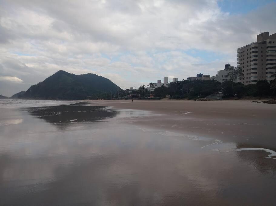 Apto Praia Do Tombo Гуаружа Екстер'єр фото
