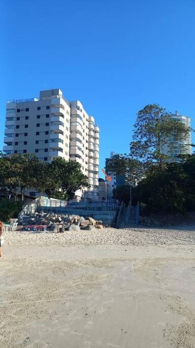 Apto Praia Do Tombo Гуаружа Екстер'єр фото